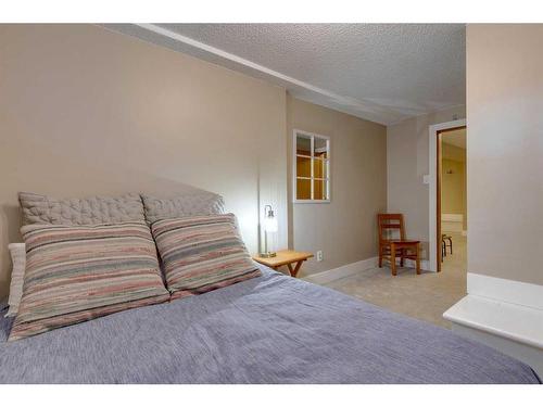 920 Kerfoot Crescent Sw, Calgary, AB - Indoor Photo Showing Bedroom