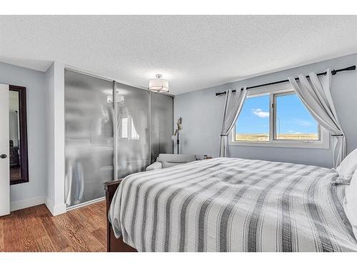 104-5810 Patina Drive Sw, Calgary, AB - Indoor Photo Showing Bedroom