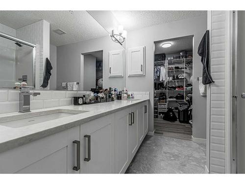 301-40 Carrington Plaza Nw, Calgary, AB - Indoor Photo Showing Bathroom