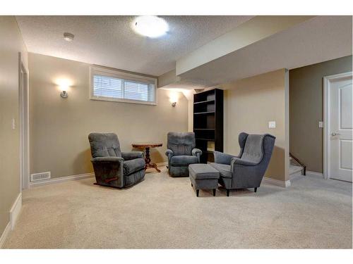 118 Cranberry Mews Se, Calgary, AB - Indoor Photo Showing Other Room