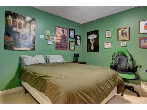 118 Cranberry Mews Se, Calgary, AB - Indoor Photo Showing Bedroom