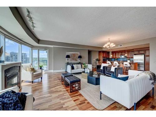 2208-920 5 Avenue Sw, Calgary, AB - Indoor Photo Showing Living Room With Fireplace