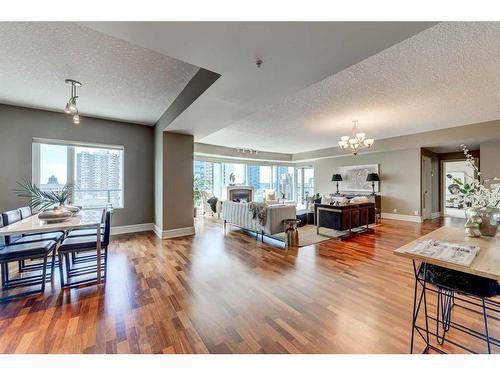 2208-920 5 Avenue Sw, Calgary, AB - Indoor Photo Showing Living Room