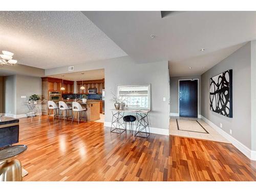 2208-920 5 Avenue Sw, Calgary, AB - Indoor Photo Showing Living Room