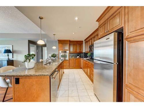 2208-920 5 Avenue Sw, Calgary, AB - Indoor Photo Showing Kitchen With Double Sink