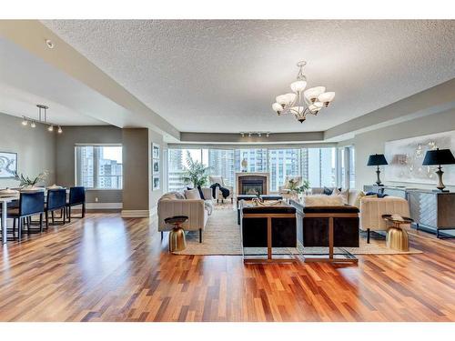 2208-920 5 Avenue Sw, Calgary, AB - Indoor Photo Showing Living Room