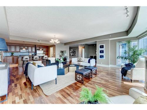 2208-920 5 Avenue Sw, Calgary, AB - Indoor Photo Showing Living Room