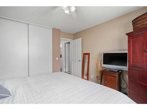 102 Hidden Crescent Nw, Calgary, AB - Indoor Photo Showing Bedroom