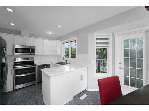 195 Sandstone Drive, Okotoks, AB - Indoor Photo Showing Kitchen