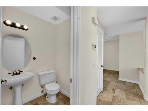 164 Bridlepost Green Sw, Calgary, AB - Indoor Photo Showing Bathroom