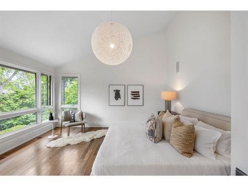 827 Prospect Avenue Sw, Calgary, AB - Indoor Photo Showing Bedroom