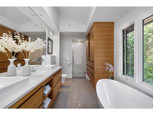 827 Prospect Avenue Sw, Calgary, AB - Indoor Photo Showing Bathroom