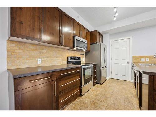 104-990 Centre Avenue Ne, Calgary, AB - Indoor Photo Showing Kitchen