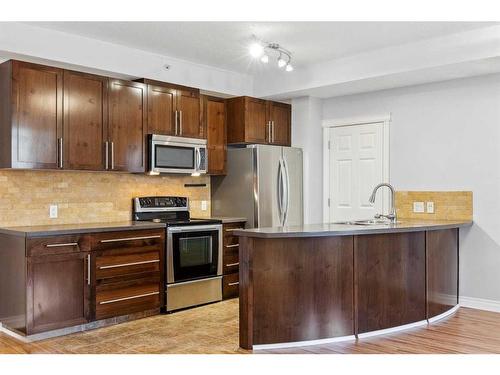 104-990 Centre Avenue Ne, Calgary, AB - Indoor Photo Showing Kitchen