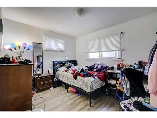 1818 42 Street Se, Calgary, AB - Indoor Photo Showing Bedroom