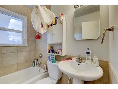 1818 42 Street Se, Calgary, AB - Indoor Photo Showing Bathroom