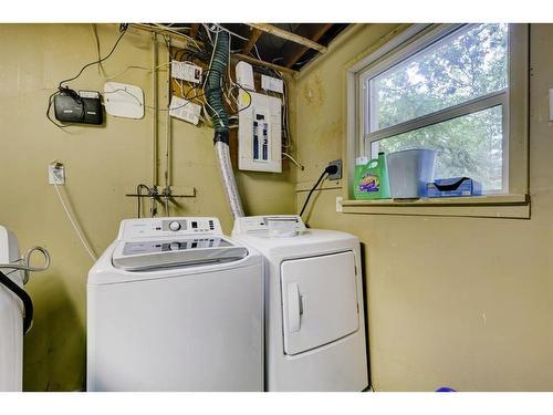 1818 42 Street Se, Calgary, AB - Indoor Photo Showing Laundry Room