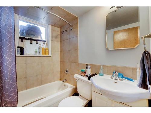 1818 42 Street Se, Calgary, AB - Indoor Photo Showing Bathroom