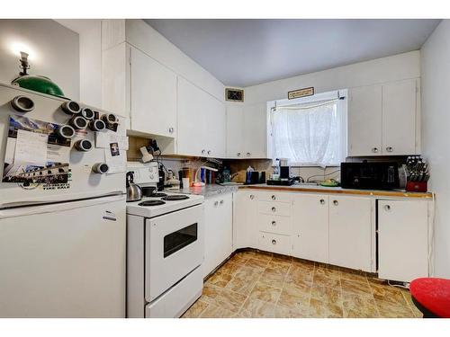 1818 42 Street Se, Calgary, AB - Indoor Photo Showing Kitchen