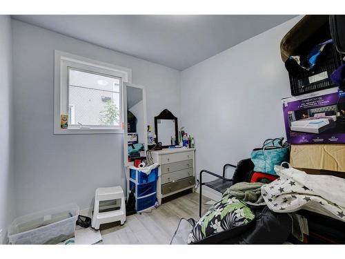 1818 42 Street Se, Calgary, AB - Indoor Photo Showing Bedroom