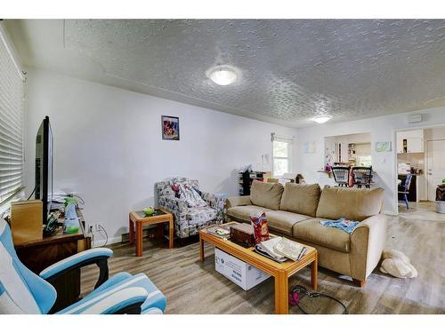 1818 42 Street Se, Calgary, AB - Indoor Photo Showing Living Room