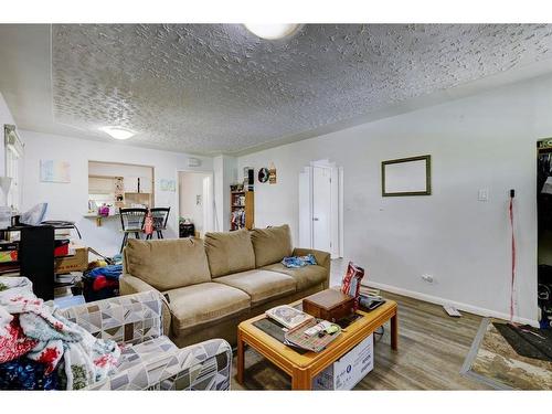 1818 42 Street Se, Calgary, AB - Indoor Photo Showing Living Room