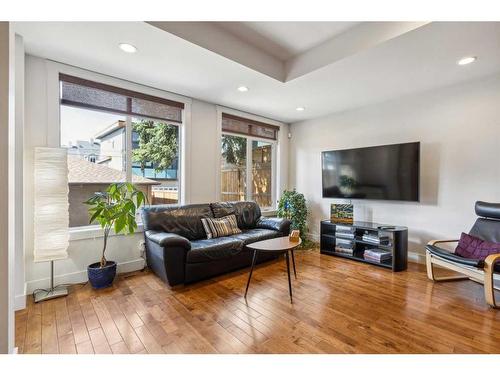 1827 33 Avenue Sw, Calgary, AB - Indoor Photo Showing Living Room