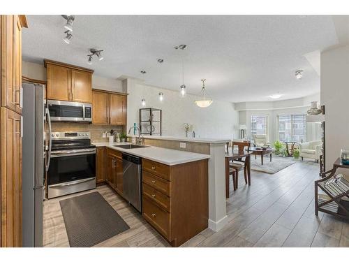 428-30 Discovery Ridge Close Sw, Calgary, AB - Indoor Photo Showing Kitchen With Upgraded Kitchen