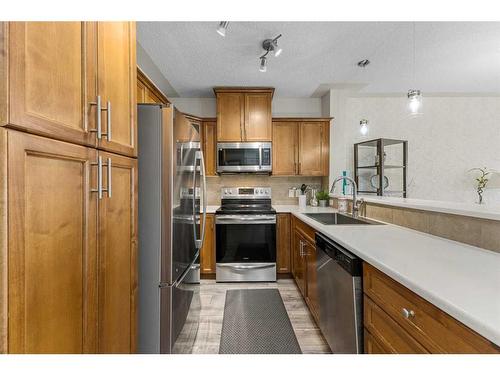 428-30 Discovery Ridge Close Sw, Calgary, AB - Indoor Photo Showing Kitchen