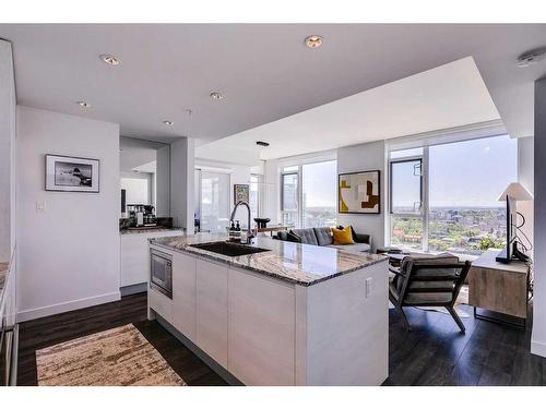 2507-310 12 Avenue Sw, Calgary, AB - Indoor Photo Showing Kitchen