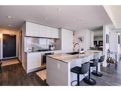 2507-310 12 Avenue Sw, Calgary, AB - Indoor Photo Showing Kitchen With Upgraded Kitchen