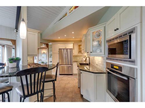 12 37 Street Sw, Calgary, AB - Indoor Photo Showing Kitchen With Upgraded Kitchen