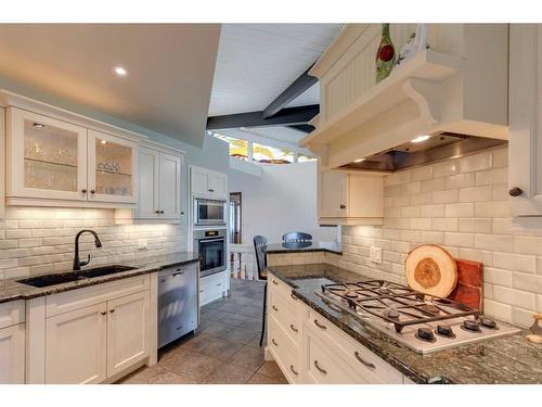 12 37 Street Sw, Calgary, AB - Indoor Photo Showing Kitchen With Upgraded Kitchen
