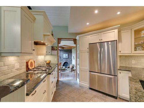 12 37 Street Sw, Calgary, AB - Indoor Photo Showing Kitchen With Upgraded Kitchen