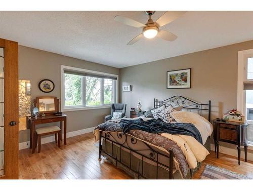 12 37 Street Sw, Calgary, AB - Indoor Photo Showing Bedroom