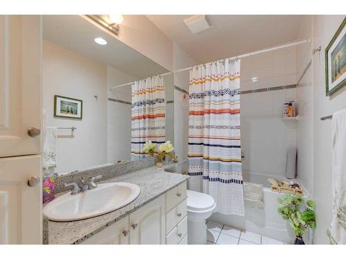 12 37 Street Sw, Calgary, AB - Indoor Photo Showing Bathroom