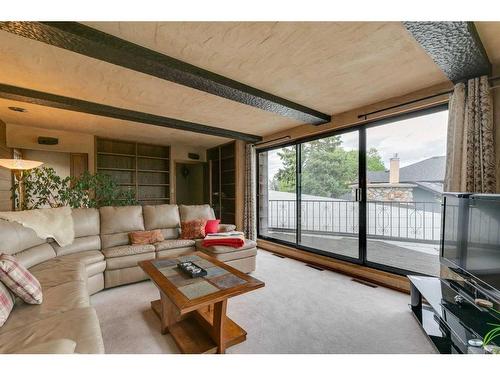 12 37 Street Sw, Calgary, AB - Indoor Photo Showing Living Room