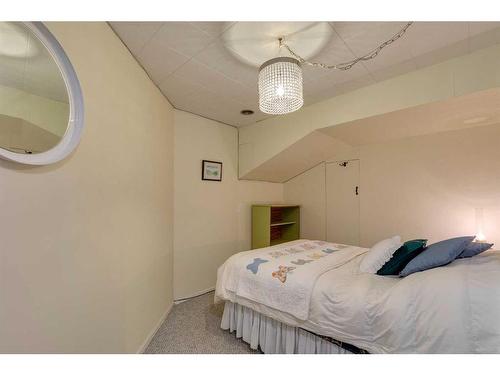 12 37 Street Sw, Calgary, AB - Indoor Photo Showing Bedroom