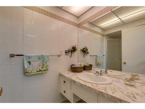 12 37 Street Sw, Calgary, AB - Indoor Photo Showing Bathroom