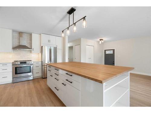 836 Maplewood Crescent Se, Calgary, AB - Indoor Photo Showing Kitchen