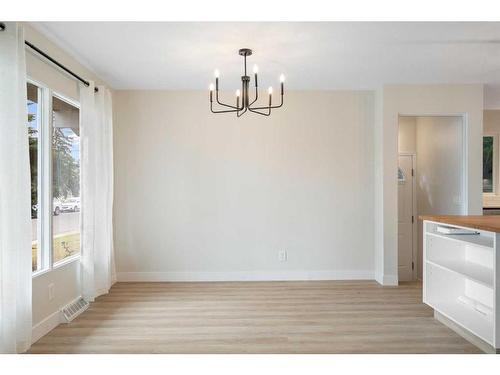 836 Maplewood Crescent Se, Calgary, AB - Indoor Photo Showing Living Room