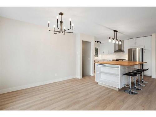 836 Maplewood Crescent Se, Calgary, AB - Indoor Photo Showing Living Room