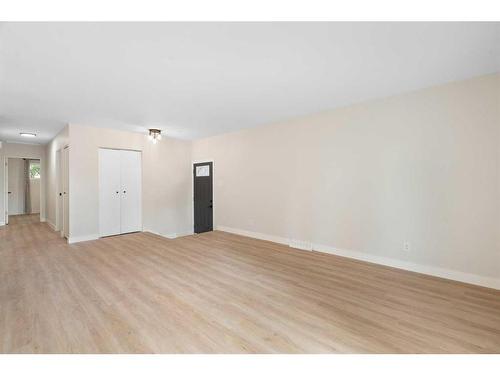 836 Maplewood Crescent Se, Calgary, AB - Indoor Photo Showing Other Room