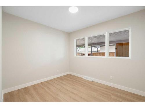 836 Maplewood Crescent Se, Calgary, AB - Indoor Photo Showing Bedroom