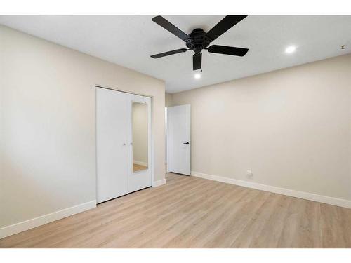 836 Maplewood Crescent Se, Calgary, AB - Indoor Photo Showing Bathroom