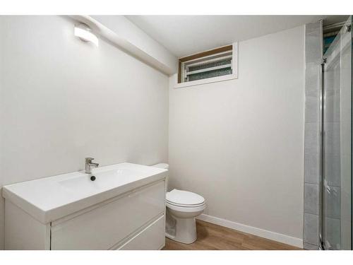 836 Maplewood Crescent Se, Calgary, AB - Indoor Photo Showing Bathroom
