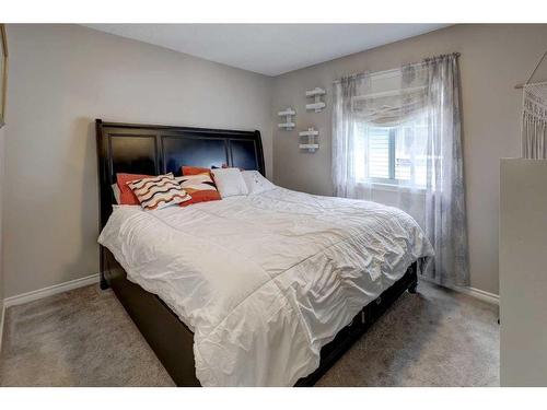 187 Reunion Close Nw, Airdrie, AB - Indoor Photo Showing Bedroom