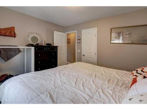 187 Reunion Close Nw, Airdrie, AB - Indoor Photo Showing Bedroom