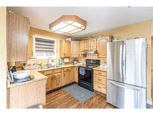 40 Whiteram Way Ne, Calgary, AB - Indoor Photo Showing Kitchen With Double Sink