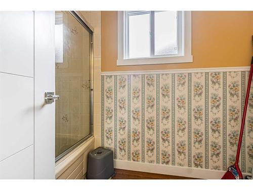 40 Whiteram Way Ne, Calgary, AB - Indoor Photo Showing Bathroom